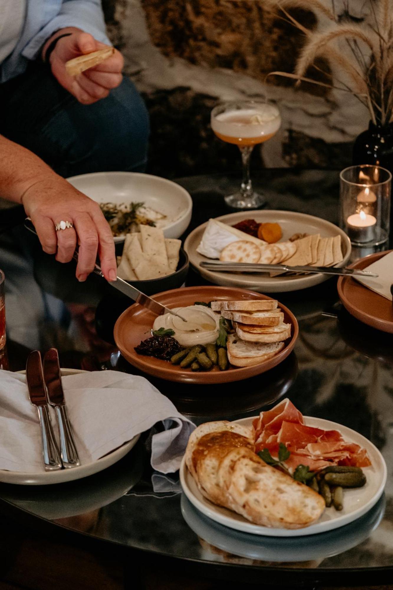 The Oak & Anchor Hotel Port Fairy Ngoại thất bức ảnh A cheese board
