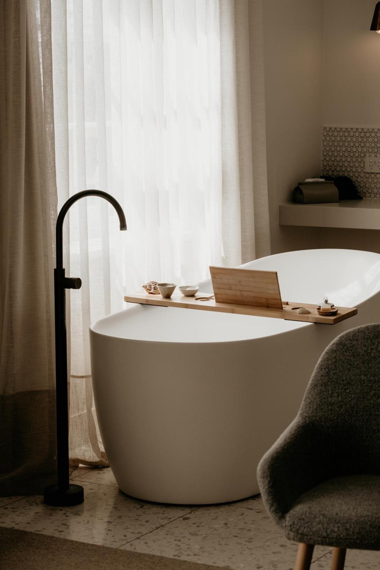 The Oak & Anchor Hotel Port Fairy Ngoại thất bức ảnh A freestanding bathtub