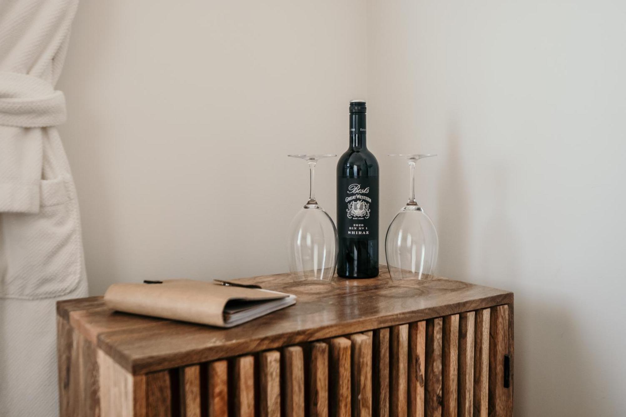 The Oak & Anchor Hotel Port Fairy Ngoại thất bức ảnh A bottle of wine