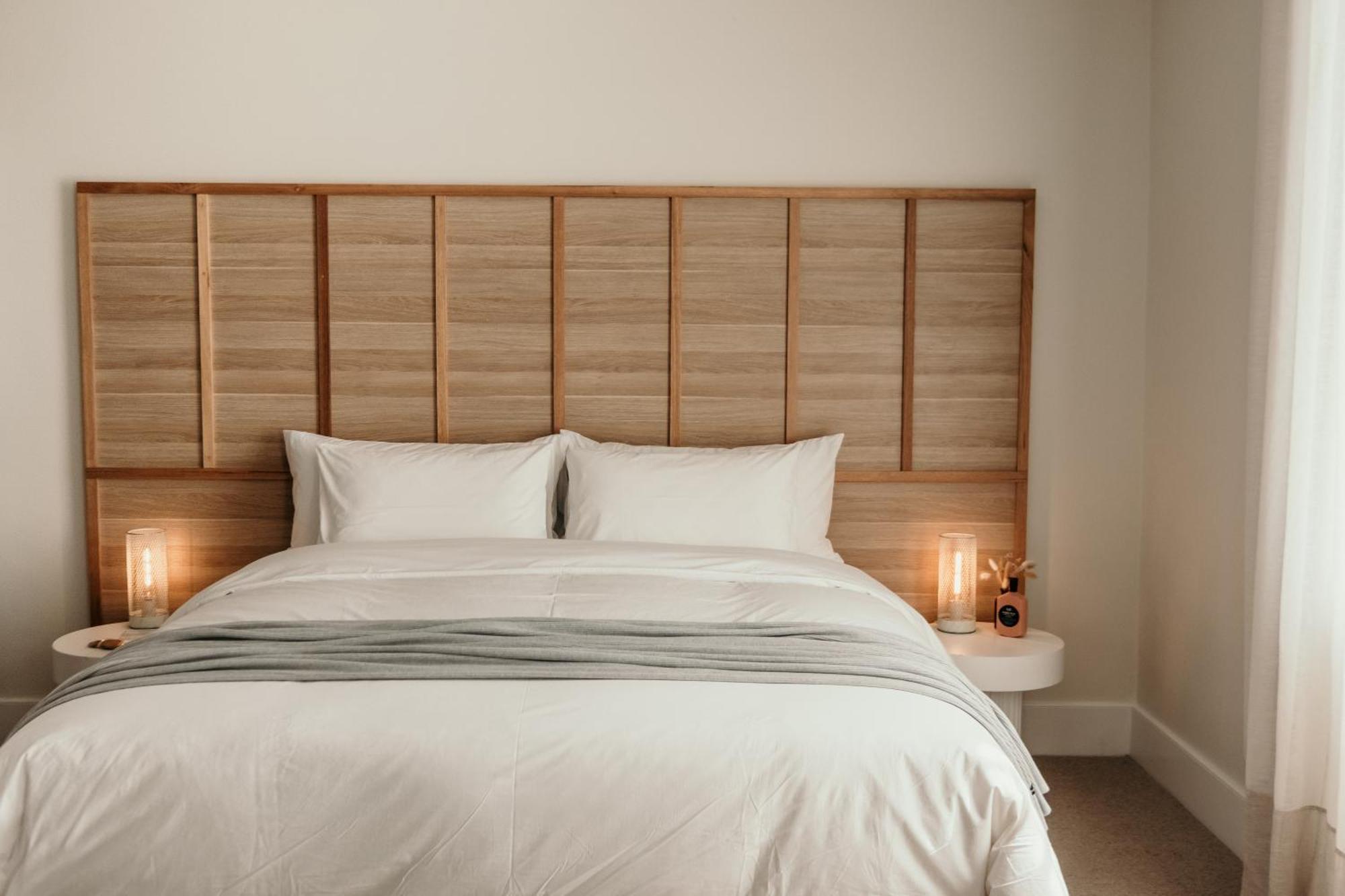 The Oak & Anchor Hotel Port Fairy Ngoại thất bức ảnh A bed with a headboard