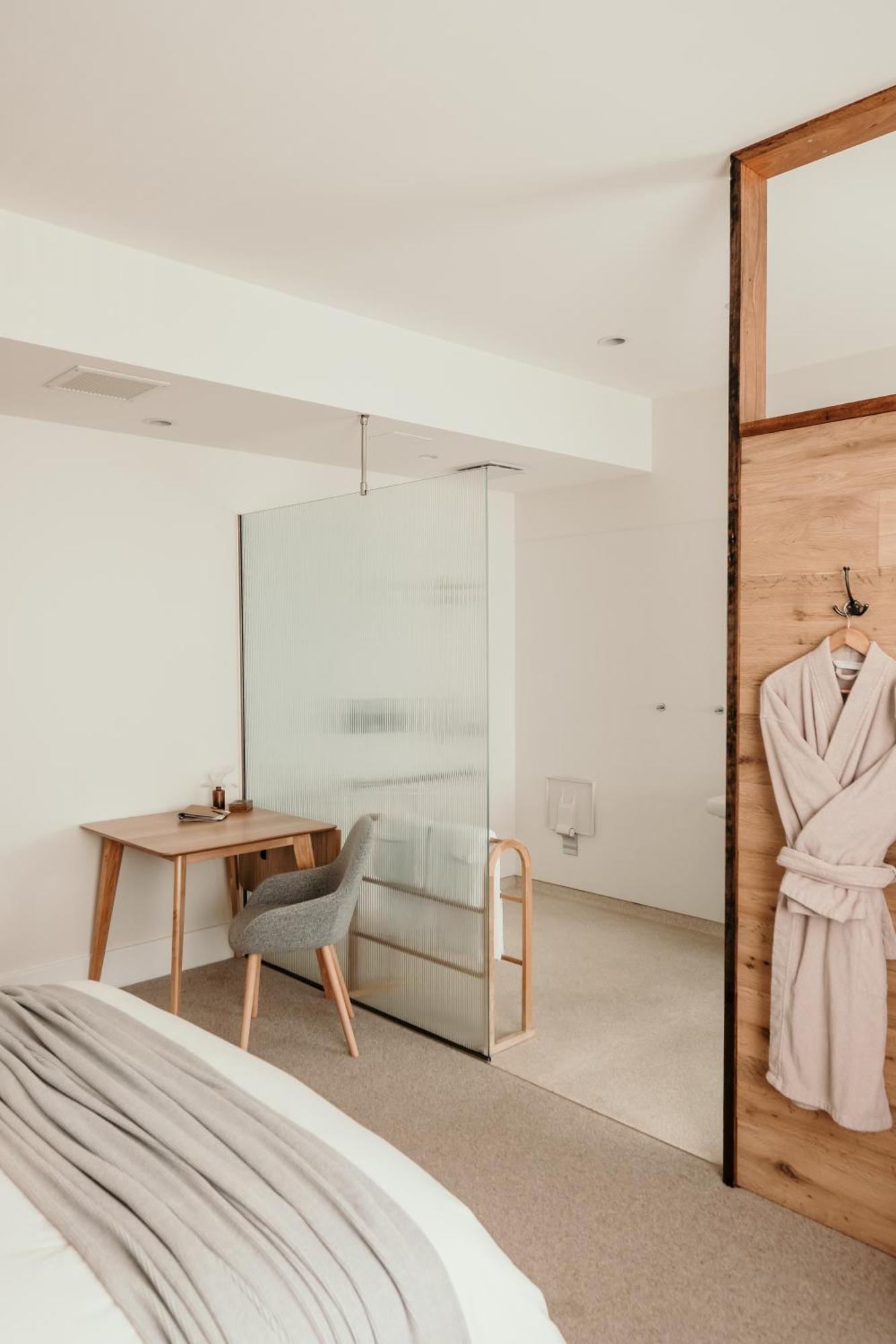 The Oak & Anchor Hotel Port Fairy Ngoại thất bức ảnh A shower enclosure