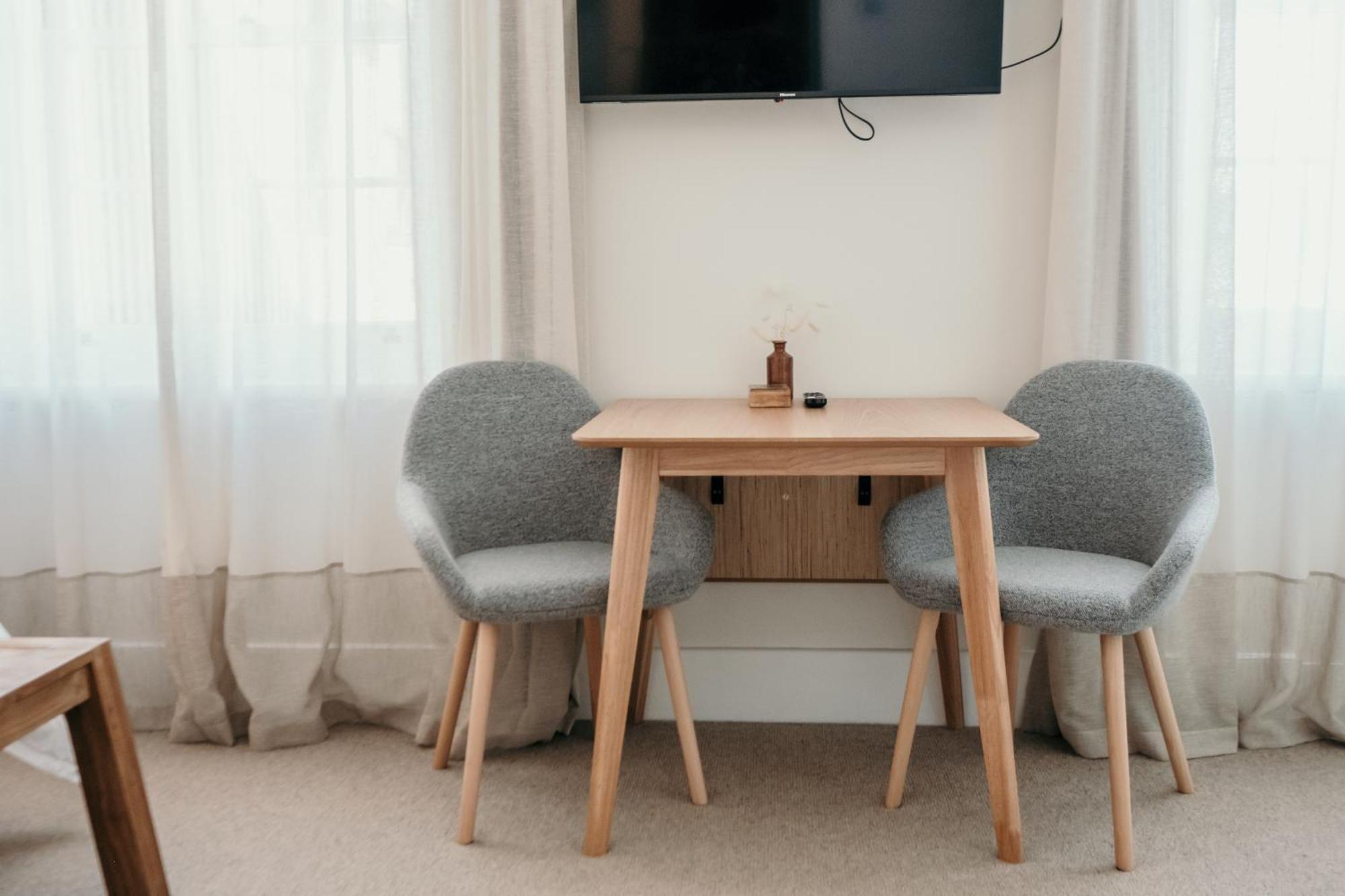 The Oak & Anchor Hotel Port Fairy Ngoại thất bức ảnh A small table with two chairs