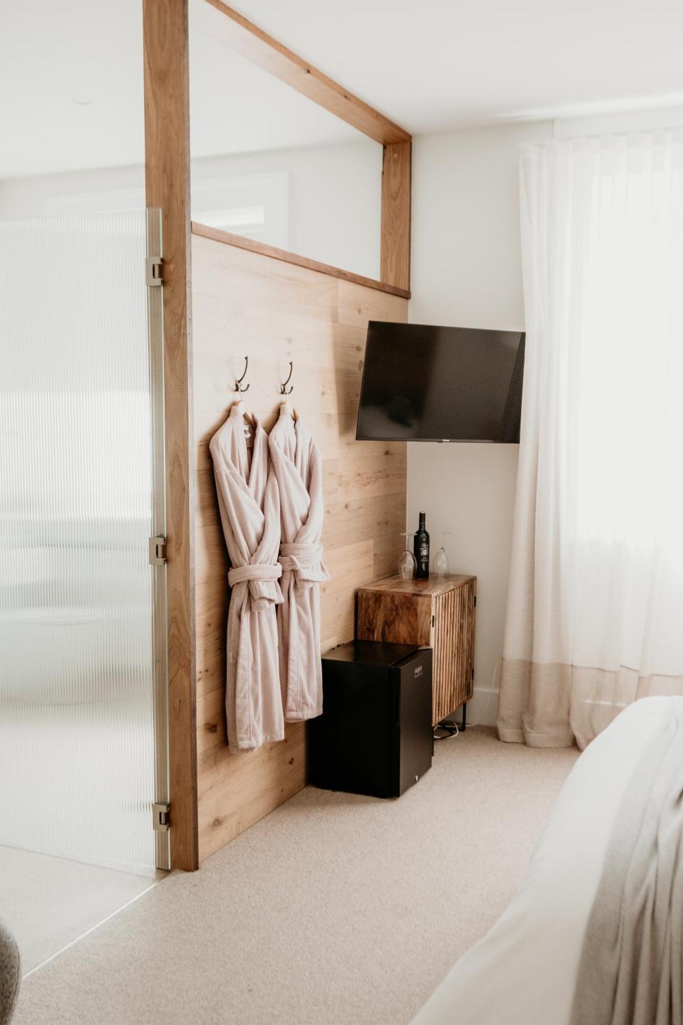 The Oak & Anchor Hotel Port Fairy Ngoại thất bức ảnh A bathrobe hanging on a door