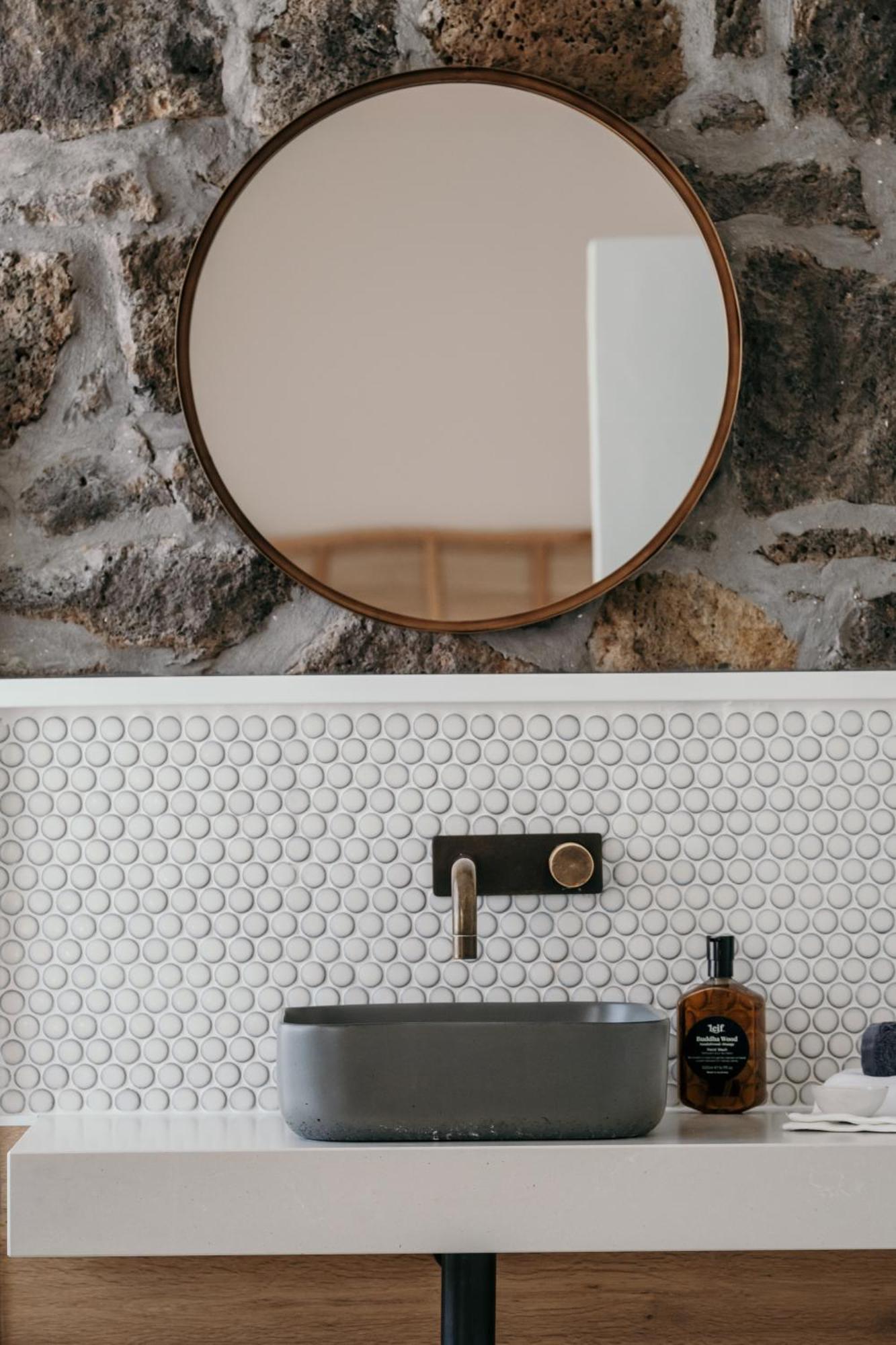 The Oak & Anchor Hotel Port Fairy Ngoại thất bức ảnh A bathroom with penny round tiles