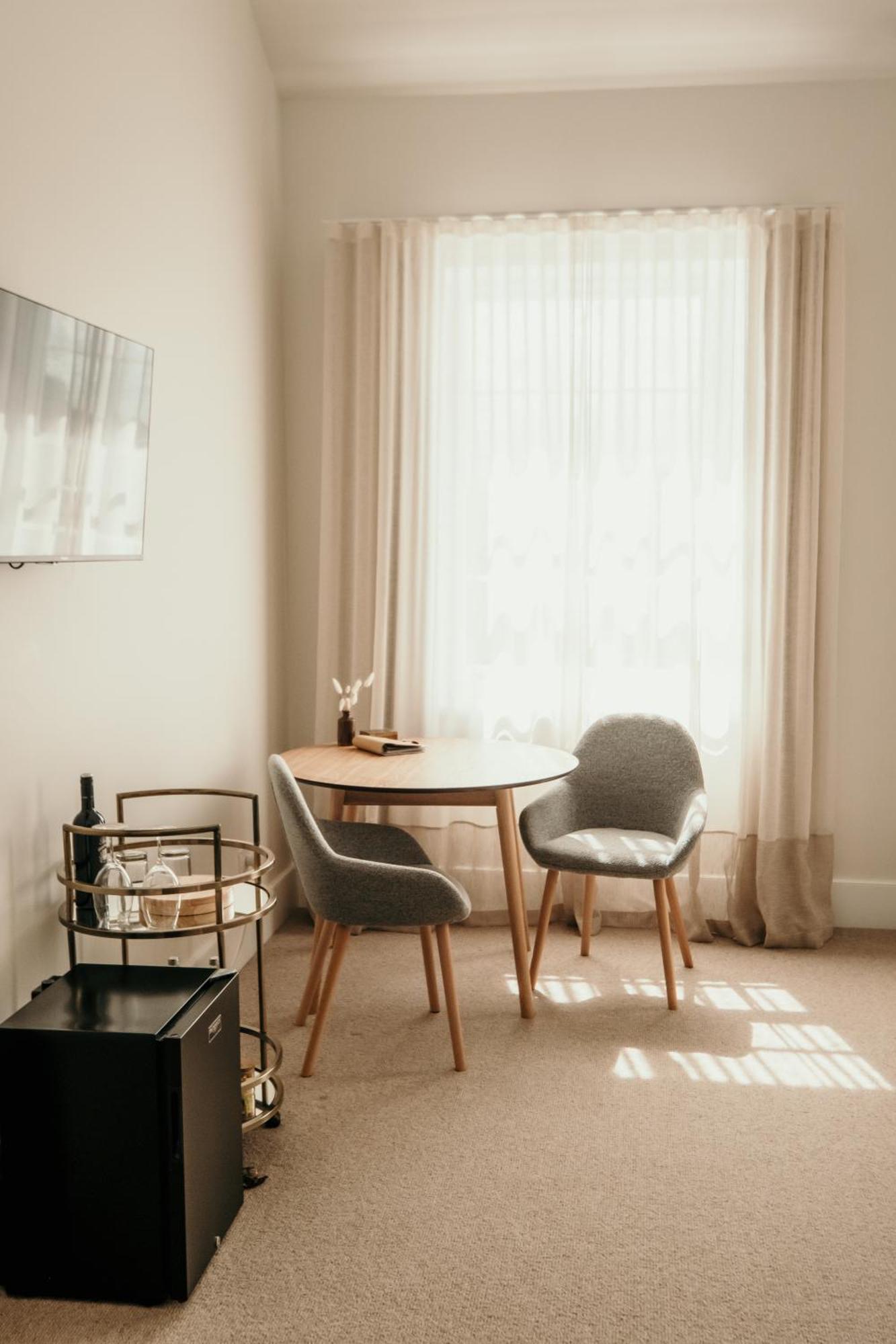 The Oak & Anchor Hotel Port Fairy Ngoại thất bức ảnh A room with a table and two chairs