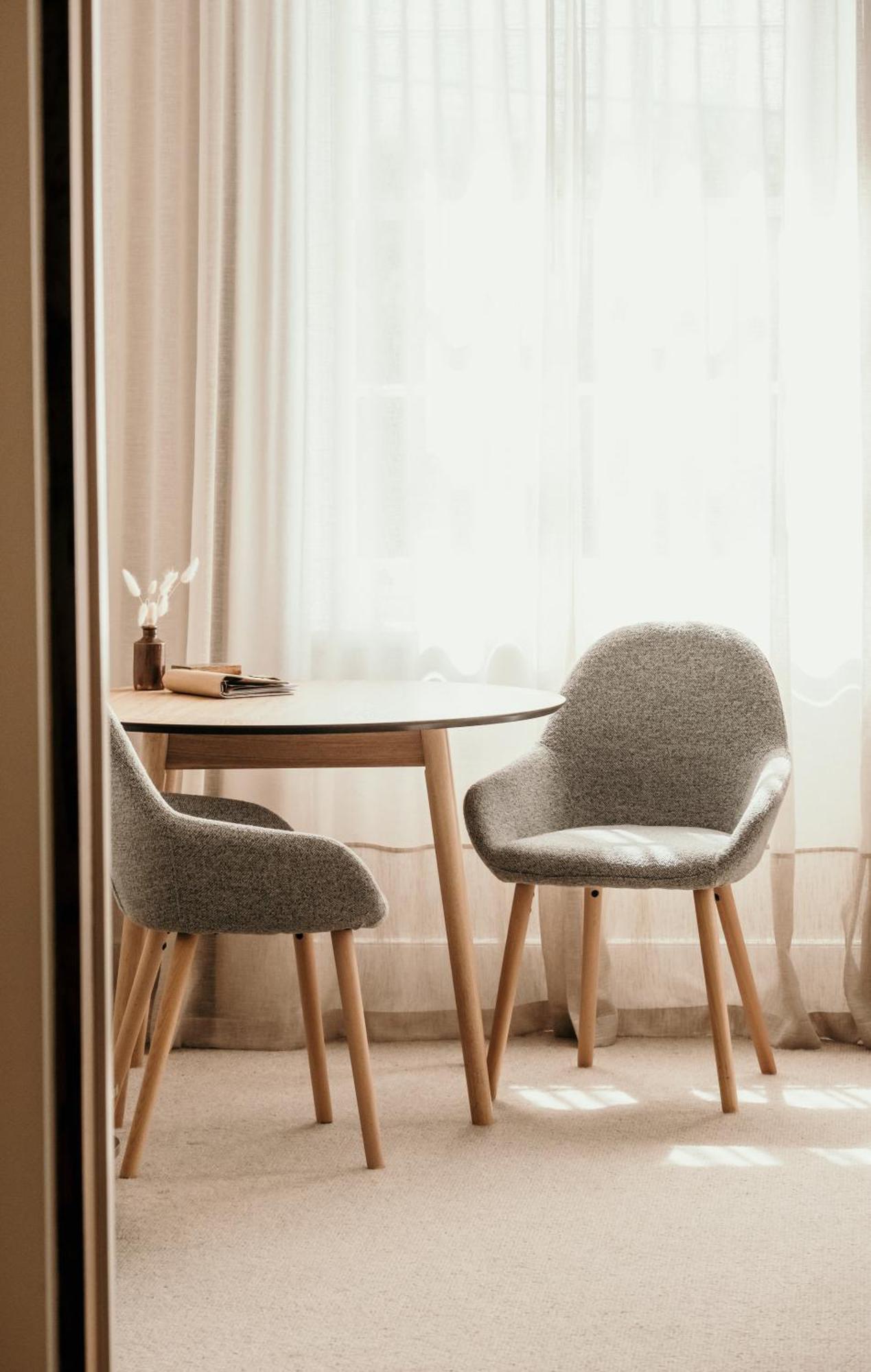 The Oak & Anchor Hotel Port Fairy Ngoại thất bức ảnh A table and two chairs