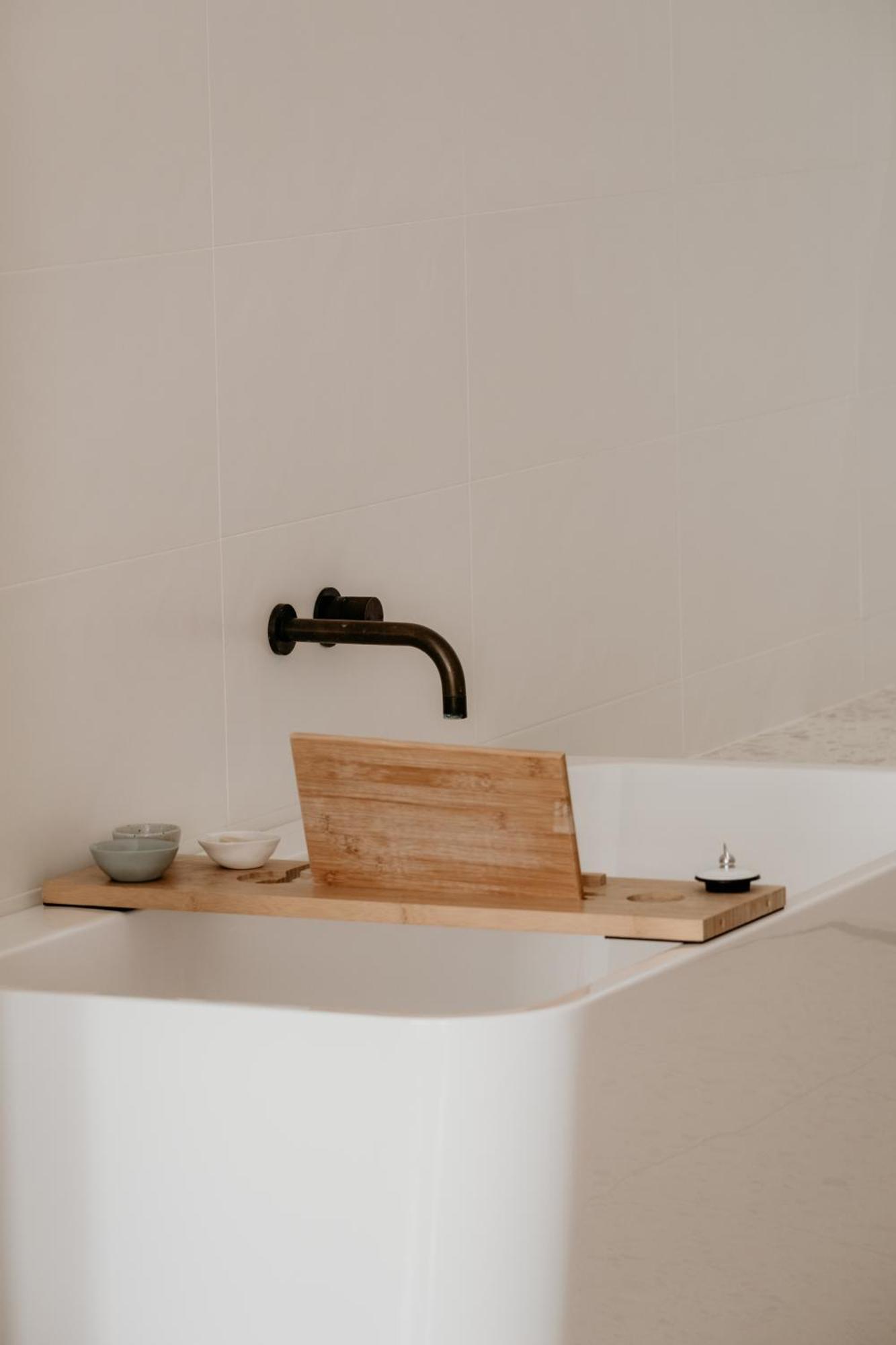 The Oak & Anchor Hotel Port Fairy Ngoại thất bức ảnh A bath caddy