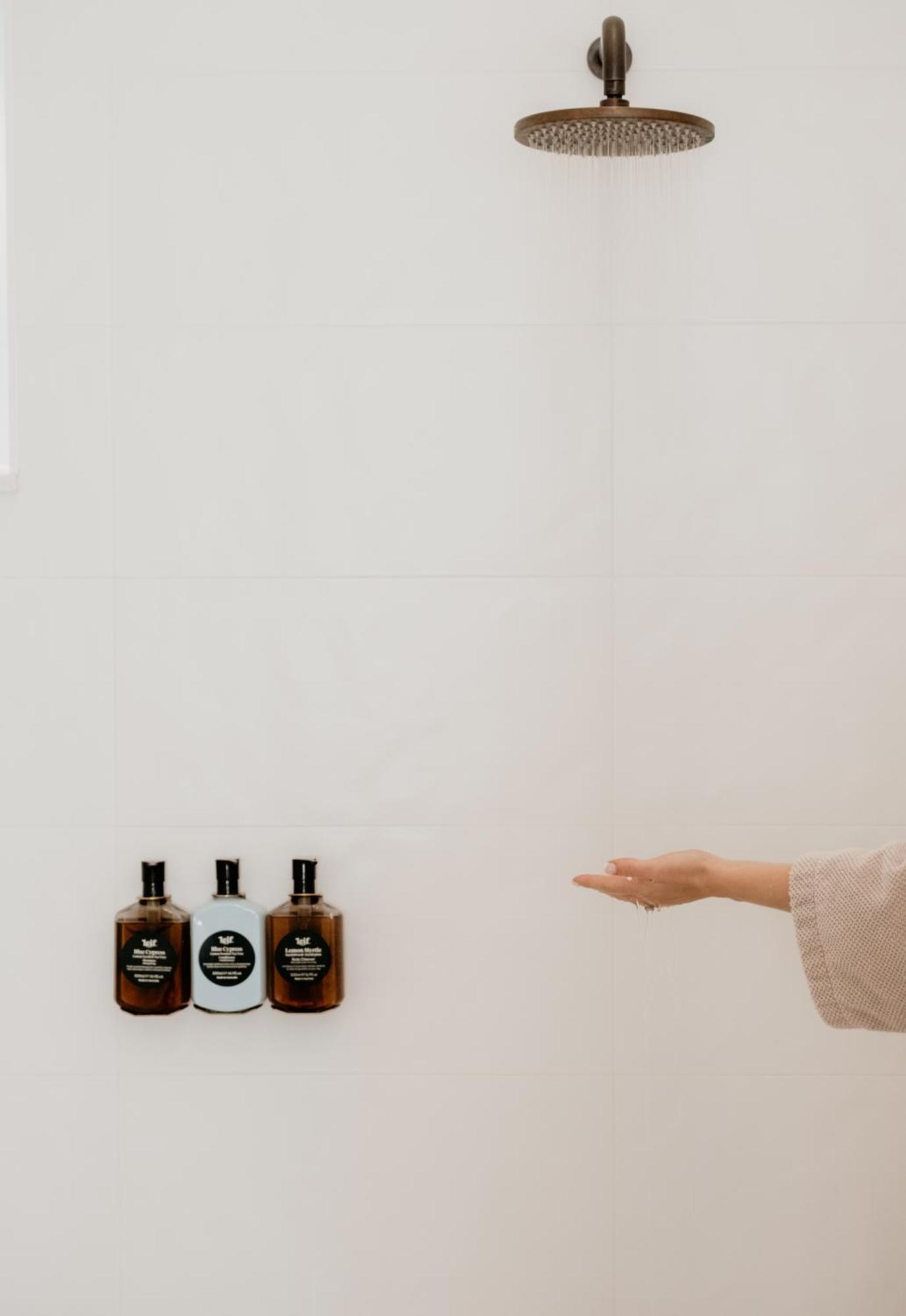 The Oak & Anchor Hotel Port Fairy Ngoại thất bức ảnh A hand washing with soap