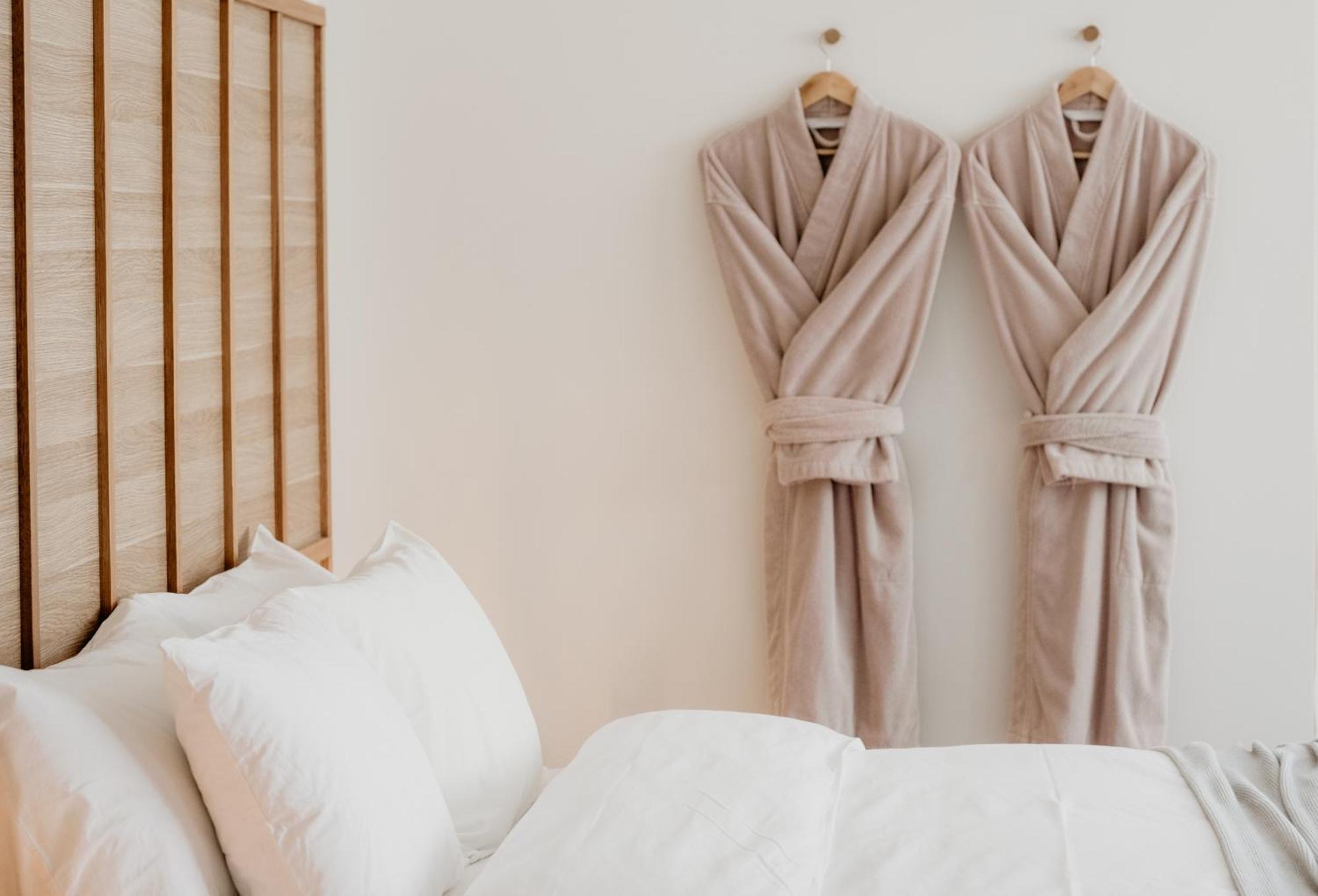 The Oak & Anchor Hotel Port Fairy Ngoại thất bức ảnh Two bathrobes hanging on a wall