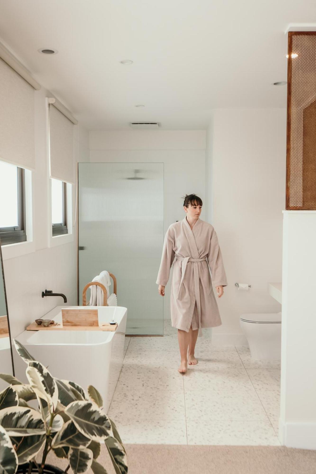 The Oak & Anchor Hotel Port Fairy Ngoại thất bức ảnh A woman wearing a bathrobe