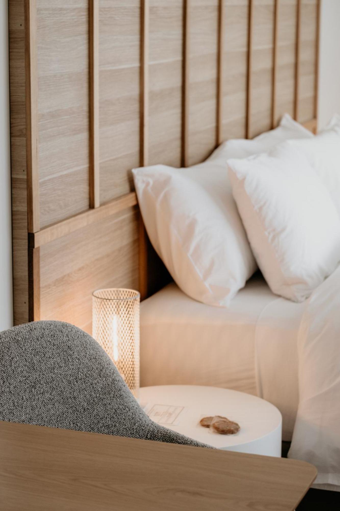The Oak & Anchor Hotel Port Fairy Ngoại thất bức ảnh A bed with two pillows
