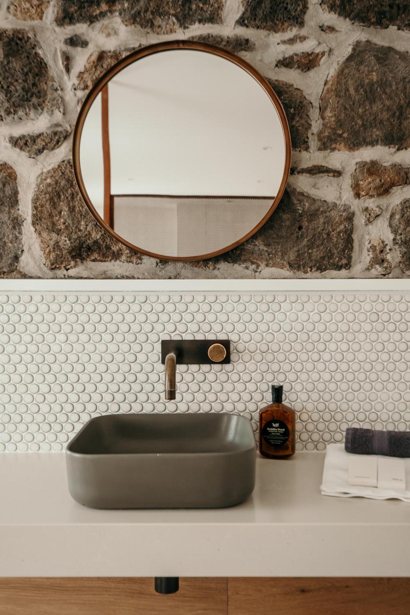 The Oak & Anchor Hotel Port Fairy Ngoại thất bức ảnh Bathroom with penny round tiles