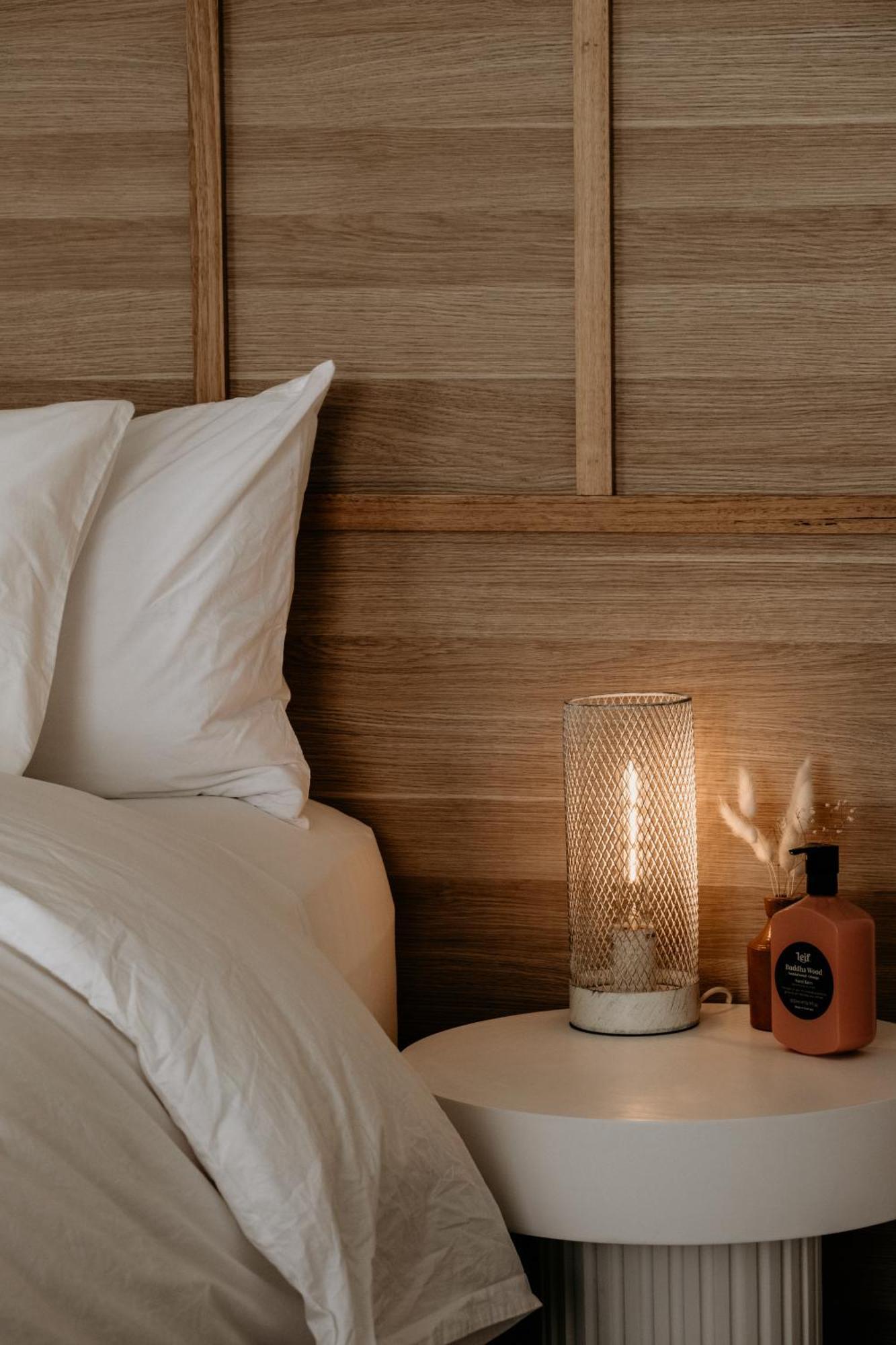 The Oak & Anchor Hotel Port Fairy Ngoại thất bức ảnh A lamp on a bedside table