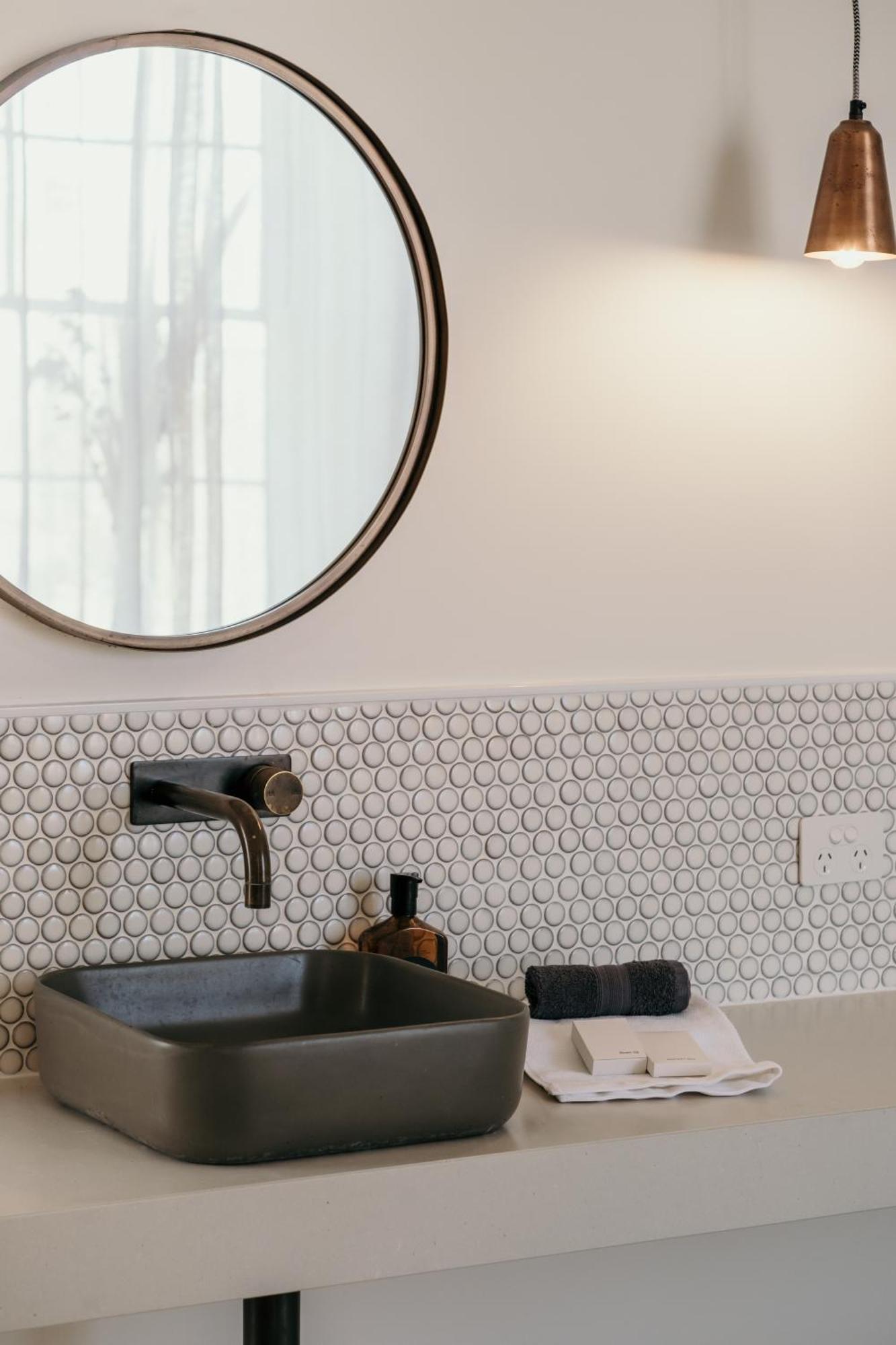 The Oak & Anchor Hotel Port Fairy Ngoại thất bức ảnh A bathroom with penny round tiles