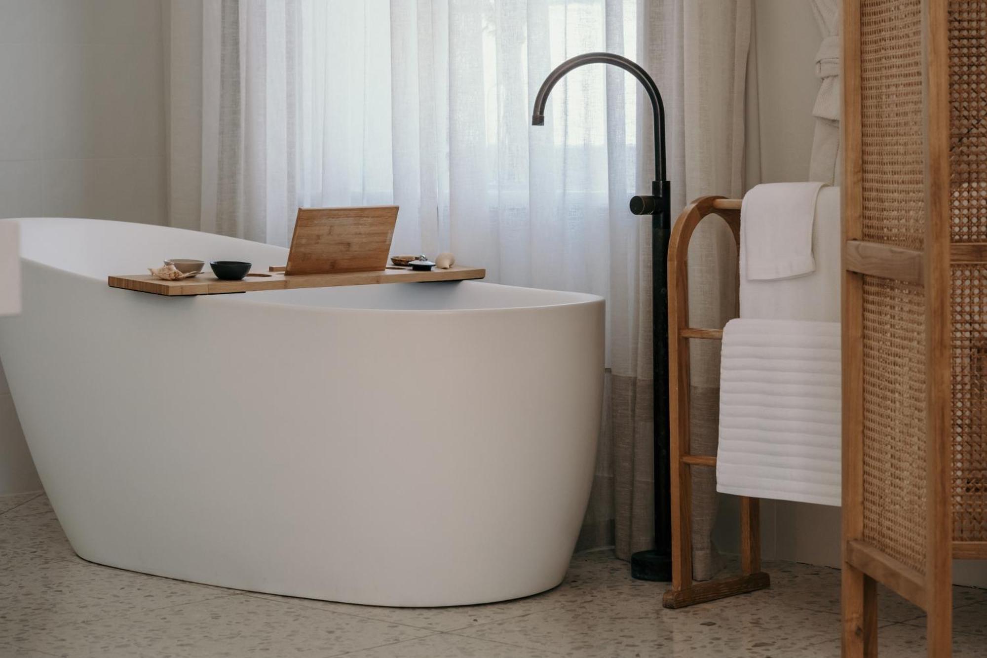 The Oak & Anchor Hotel Port Fairy Ngoại thất bức ảnh A freestanding bathtub